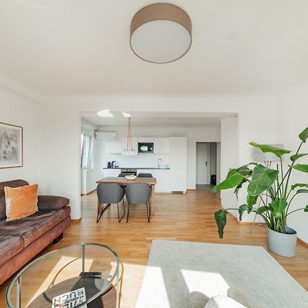 Central 60M2 Suite 10 Min Walk From Main Station Wina Bagian luar foto